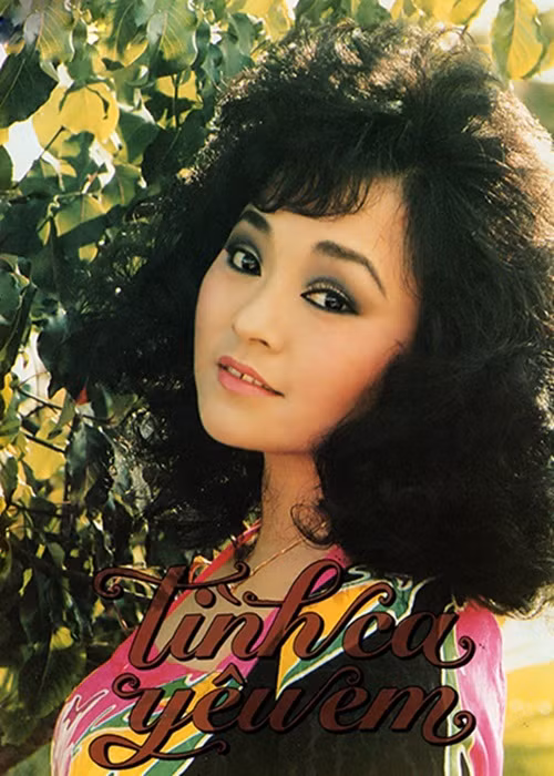 Các ca khúc gắn liền với tên tuổi của danh ca Hương Lan gồm: "Người ngoài phố", “Đừng nói xa nhau", "Một người đi, “Còn thương rau đắng mọc sau hè”, “Dạ cổ hoài lang”, “Đêm nghe bài vọng cổ”, “Hoa mười giờ”, “Anh về kẻo mưa”, “Chín đợi mười thương”. Ảnh: Một thế giới