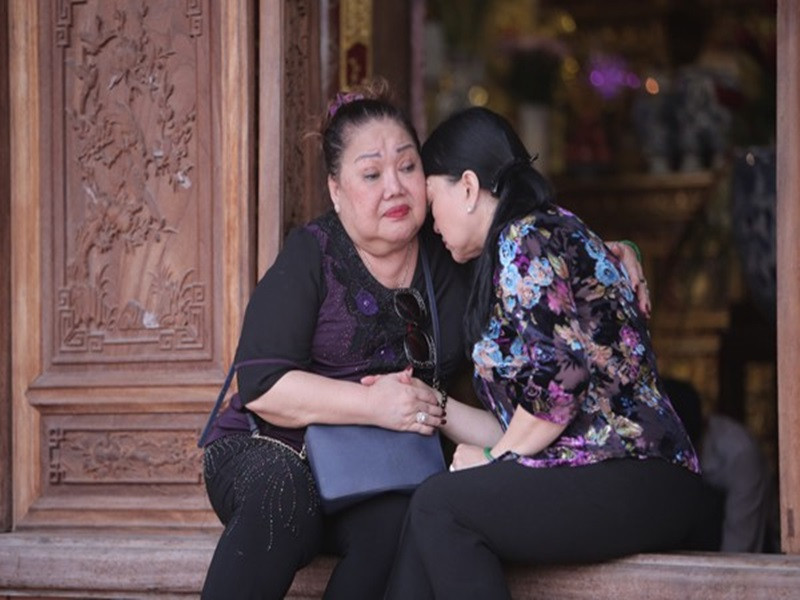 NSND Ngọc Giàu chia sẻ trên Tri thức trẻ về Hương Lan: “Bây giờ anh Hữu Phước đã mất rồi thì còn lại Hương Lan. Hương Lan là một người con yêu quý, nếu còn anh Hữu Phước thì chắc chắn anh ấy sẽ rất hạnh phúc và sung sướng khi có đứa con nối nghiệp mình... giống cha, giống như tạc... hát rất là hay, ca rất là giỏi!". Ảnh: Tiền Phong