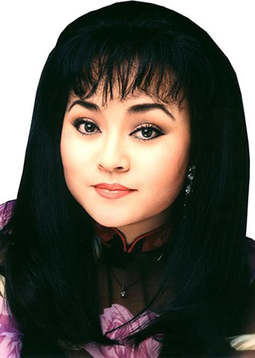 Danh ca Ý Lan cũng hết lời khen ngợi đàn chị Hương Lan: "Cho đến bây giờ, qua hơn 50 năm trong đời ca hát của chị mà chị vẫn vang danh và sừng sững là một danh ca thực thụ mỗi khi xuất hiện và cất tiếng hát trước khán giả". Ảnh: Một thế giới