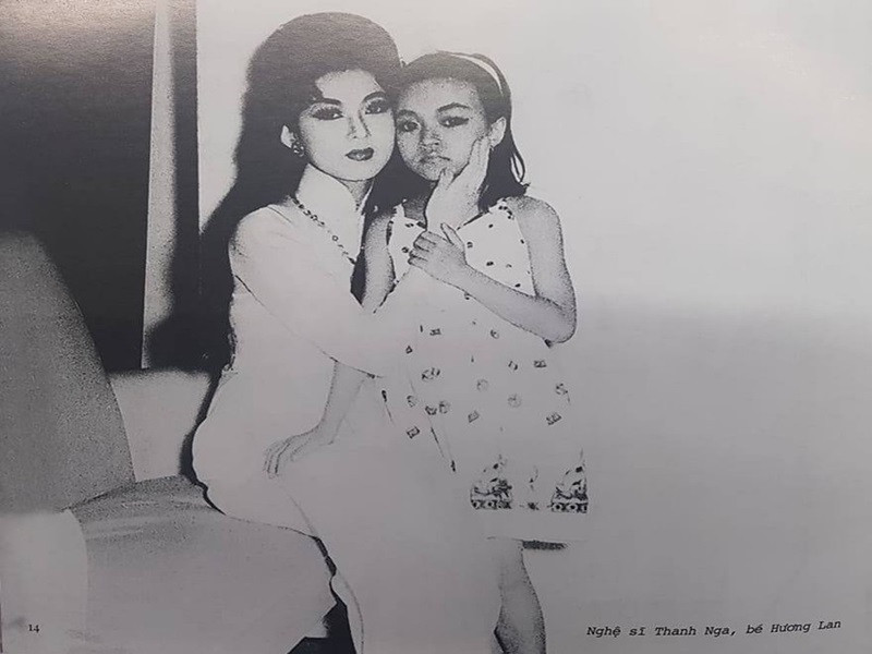 Danh ca Hương Lan là con gái của nghệ sĩ cải lương nổi tiếng Hữu Phước. Bà bước vào con đường nghệ thuật khi mới 5 tuổi nhờ được bố dìu dắt. Theo Zing, Hương Lan từng được mệnh danh là "thần đồng" trên sân khấu cải lương. Nữ danh ca nhiều lần biểu diễn chung trên sân khấu cùng cố nghệ sĩ Thanh Nga, Bảo Quốc. Ảnh: Zing