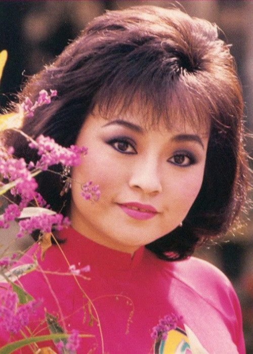 Nhiều nghệ sĩ ngưỡng mộ tài năng của danh ca Hương Lan. Hoài Linh từng chia sẻ: "Riêng tôi, danh ca Hương Lan là thần tượng từ lúc tôi còn nhỏ và đến tận bây giờ vẫn vậy. Giọng ca thiên phú với nhiều thể loại, giọng ca ngọt như mía lùi với những bài hát trữ tình, dân ca và cải lương, vọng cổ. Tôi thường hay nói với bạn bè là không biết bao giờ mới tìm ra được giọng ca Hương Lan thứ hai". Ảnh: Một thế giới