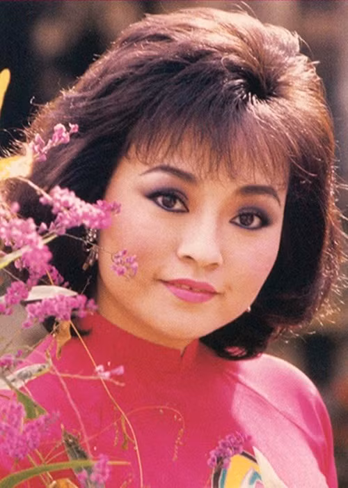 Nhiều nghệ sĩ ngưỡng mộ tài năng của danh ca Hương Lan. Hoài Linh từng chia sẻ: "Riêng tôi, danh ca Hương Lan là thần tượng từ lúc tôi còn nhỏ và đến tận bây giờ vẫn vậy. Giọng ca thiên phú với nhiều thể loại, giọng ca ngọt như mía lùi với những bài hát trữ tình, dân ca và cải lương, vọng cổ. Tôi thường hay nói với bạn bè là không biết bao giờ mới tìm ra được giọng ca Hương Lan thứ hai". Ảnh: Một thế giới