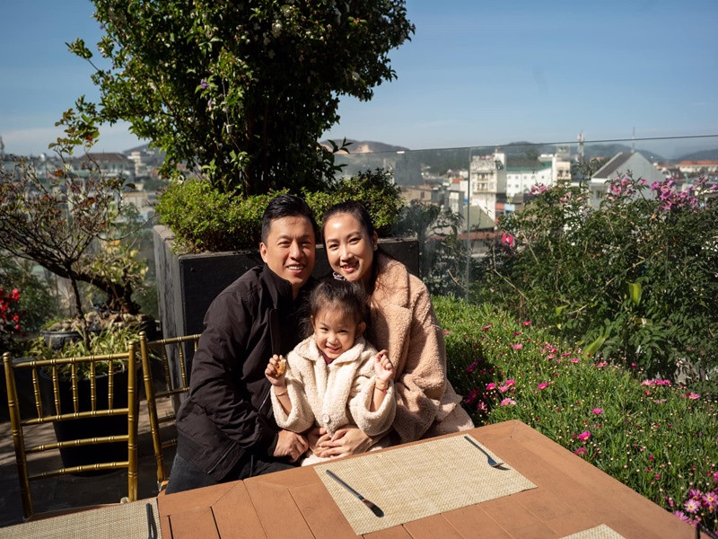 Yến Phương chia sẻ về mối quan hệ của cô với fan của Lam Trường: “Anh nhiều fan nữ, họ không muốn thần tượng thuộc về người khác nên phản ứng lại. Tôi yêu anh Trường là thật và dùng sự chân thành đáp lại thì dần họ cũng hiểu mình hơn. Tôi kết bạn với nhiều fan của anh đến giờ”. Ảnh: FB Lam Trường