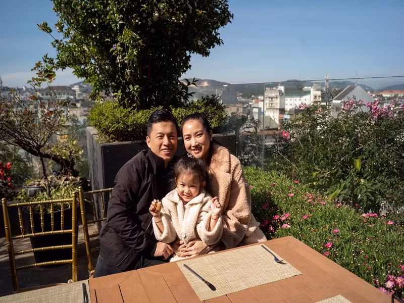 Yến Phương chia sẻ về mối quan hệ của cô với fan của Lam Trường: “Anh nhiều fan nữ, họ không muốn thần tượng thuộc về người khác nên phản ứng lại. Tôi yêu anh Trường là thật và dùng sự chân thành đáp lại thì dần họ cũng hiểu mình hơn. Tôi kết bạn với nhiều fan của anh đến giờ”. Ảnh: FB Lam Trường