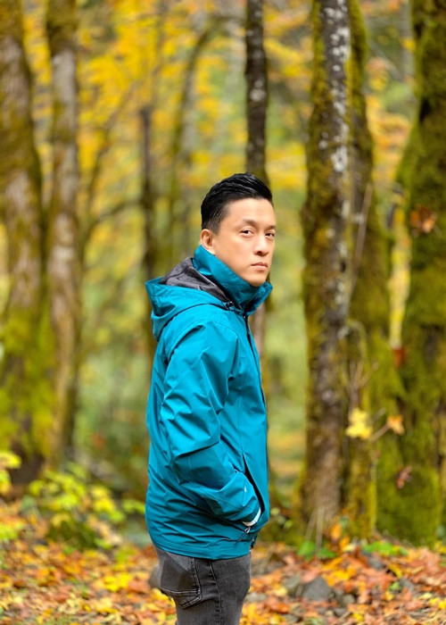 Sau loạt ảnh gây hiểu lầm, Lam Trường cho rằng, anh nên cẩn trọng khi thể hiện tình cảm với khán giả. Ảnh: FB Lam Trường