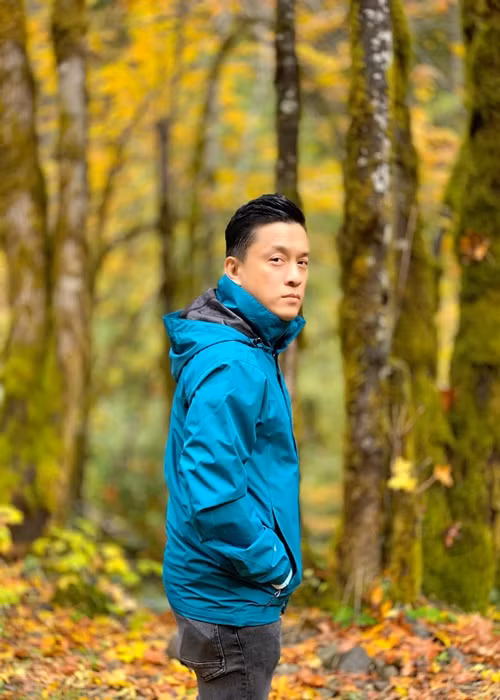 Sau loạt ảnh gây hiểu lầm, Lam Trường cho rằng, anh nên cẩn trọng khi thể hiện tình cảm với khán giả. Ảnh: FB Lam Trường