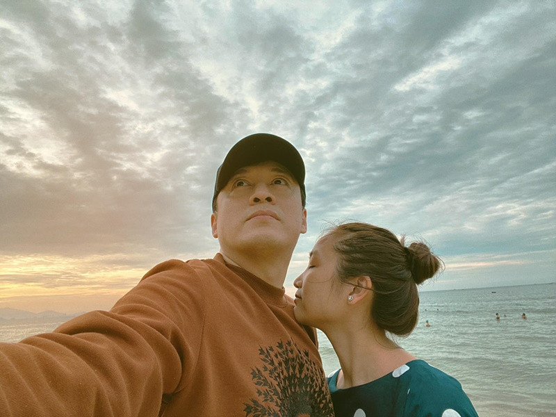 Khi rộ tin đồn thất thiệt, Lam Trường gọi điện cho bà xã Yến Phương để động viên và xin lỗi vợ vì hồn nhiên thể hiện tình cảm với fan để xảy ra hiểu lầm không đáng có. May mắn, bà xã của Lam Trường hiểu và cảm thông. Ảnh: FB Lam Trường