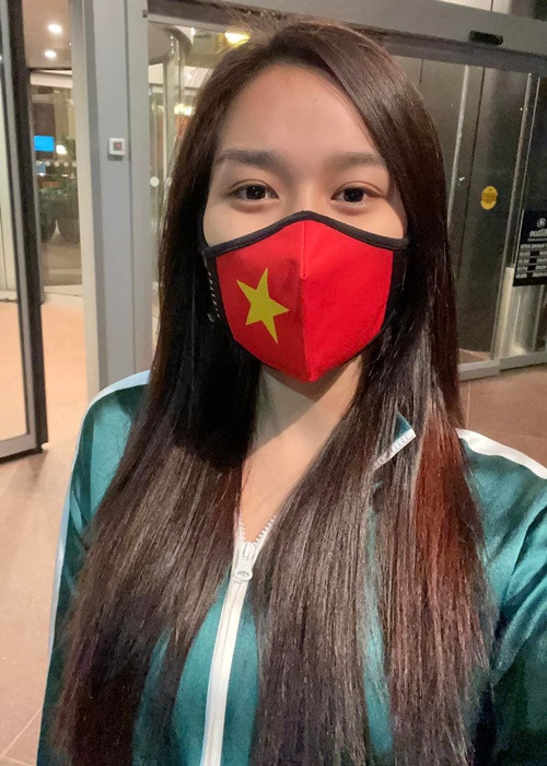 Đỗ Thị Hà thường đeo trên khẩu trang in hình lá cờ Việt Nam. Ảnh: FB Đỗ Thị Hà