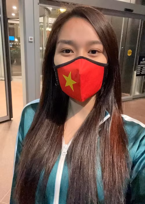 Đỗ Thị Hà thường đeo trên khẩu trang in hình lá cờ Việt Nam. Ảnh: FB Đỗ Thị Hà