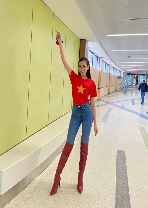 Trong chặng bay, cô lựa chọn trang phục đơn giản. Ảnh: FB Đỗ Thị Hà