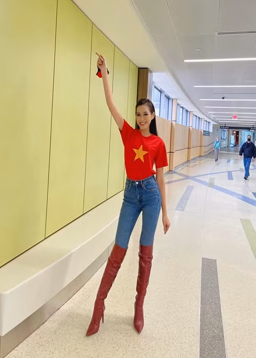 Trong chặng bay, cô lựa chọn trang phục đơn giản. Ảnh: FB Đỗ Thị Hà