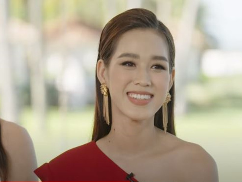 Ở phần thi Head to head challenge, đại diện Việt Nam diện đầm đỏ lệch vai họa tiết lấy cảm hứng hình ảnh trống đồng Đông Sơn.