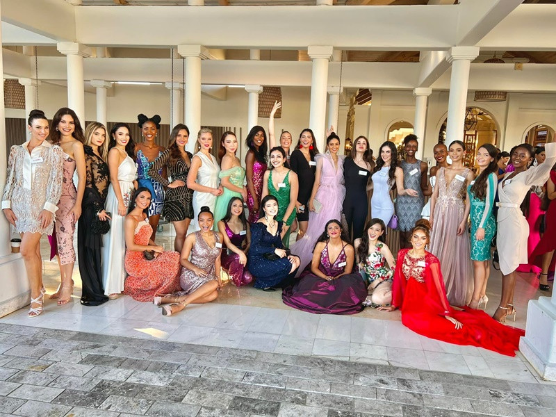 Đỗ Thị Hà kêu gọi khán giả ủng hộ cho cô sau khi hoàn thành phần thi Thử thách đối đầu - Head to head challenge.