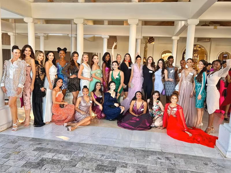 Đỗ Thị Hà kêu gọi khán giả ủng hộ cho cô sau khi hoàn thành phần thi Thử thách đối đầu - Head to head challenge.