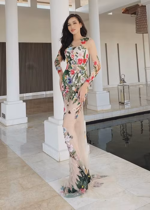 Do Thi Ha goi cam voi vay xuyen thau tai Miss World