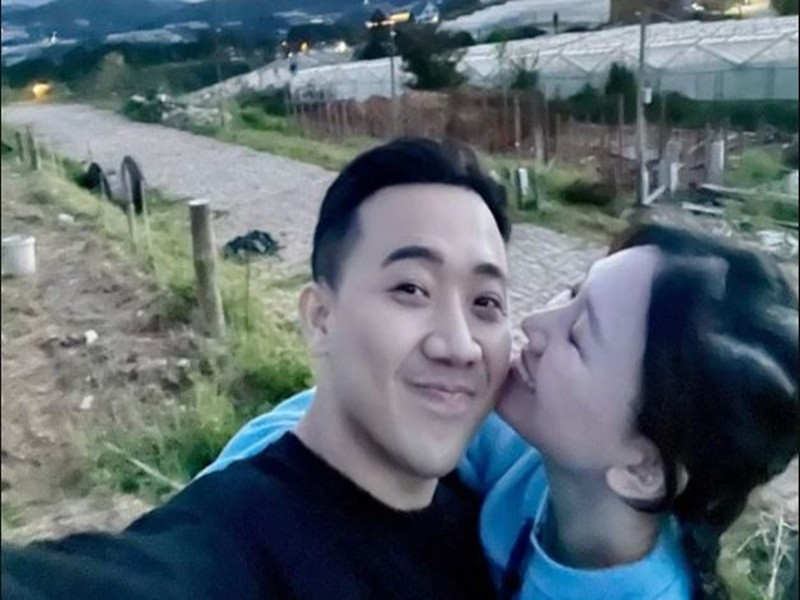 Nam MC khoe khoảnh khắc tình tứ bên bà xã ở Đà Lạt.