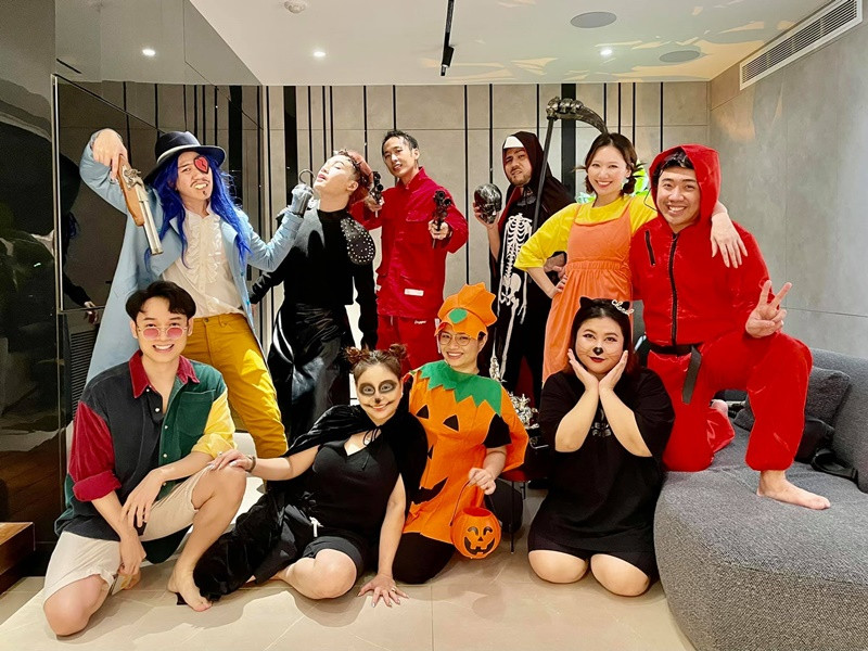 Cặp đôi tươi rói bên bạn bè trong dịp lễ.