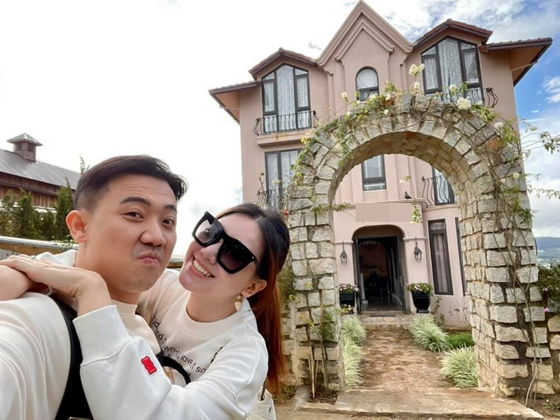 Không chỉ mua đồ hiệu đắt đỏ tặng Hari Won, để Hari Won quản lý tài chính, Trấn Thành còn nấu ăn cho vợ.