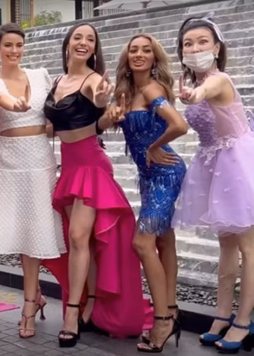 Đại diện Hong Kong gây cười vì đeo khẩu trang hở mũi. Ảnh: Yan