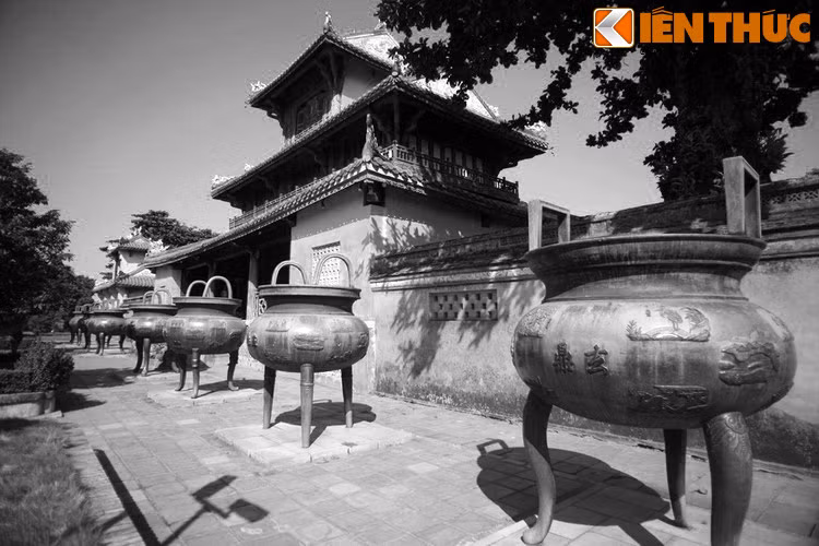 Trước sân chầu Thế Miếu ở Hoàng Thành Huế có đặt 9 cái đỉnh đồng khổng lồ được đúc vào thời vua Minh Mạng mà người đời thường gọi là Cửu Đỉnh. Phìa sau những cổ vật vô giá này là những bí ẩn chưa được giải mã thấu đáo.