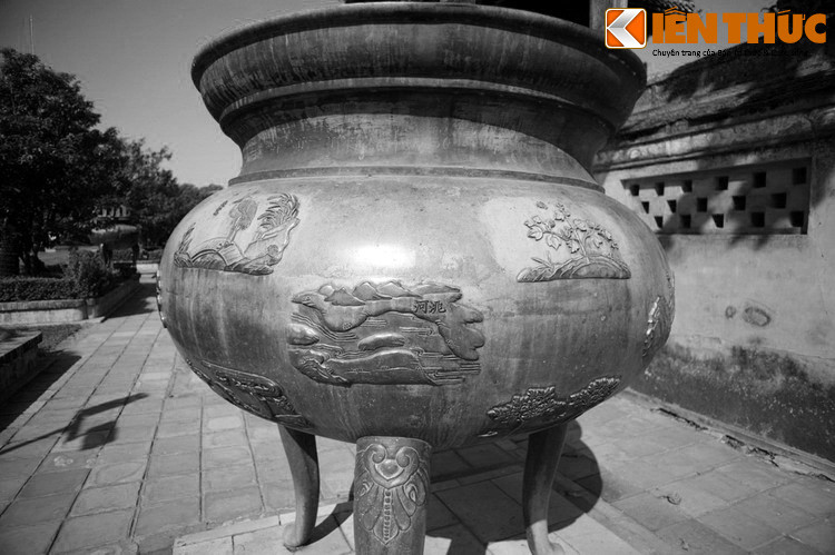 Trên 9 chiếc đỉnh, các nghệ nhân thời Nguyễn đã chọn 153 hình ảnh tiêu biểu của nước Việt để khắc lên. Các hình trong Cửu Đỉnh lại được xếp theo bộ 9 như 9 vì tinh tú, 9 chín ngọn núi lớn, 9 con sông đào, 9 loài chim...