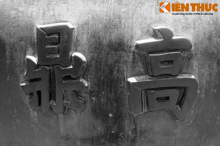 Xung quanh cách đặt tên các đỉnh cũng còn nhiều ý kiến khác nhau. Phả hệ Nguyễn Tộc và một số học giả giải thích rằng, tên mỗi đỉnh là lấy theo thụy hiệu của các vua nhà Nguyễn thờ ở Thế Miếu, như Cao Đỉnh ứng với Thế Tổ Gia Long, Nhân Đỉnh ứng với Vua Minh Mạng...