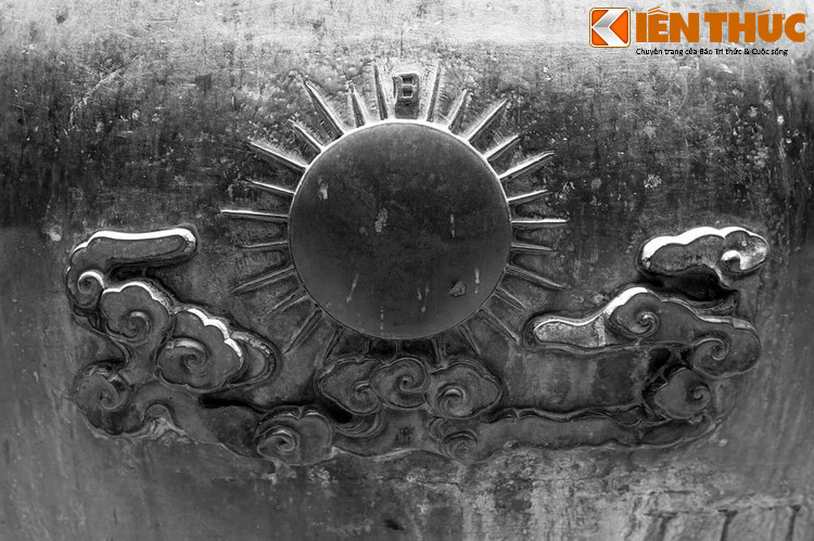 Dường như, việc đúc Cửu Đỉnh nhà Nguyễn không chỉ mang tính kỹ thuật, mà còn là nghi lễ thiêng liêng. Điều này thể hiện qua ghi chép trong Đại Nam thực lục chính biên: “Việc đúc đỉnh, cố nhiên là ở nhân công, nhưng quý trọng mà làm được không phải không có thần giúp sức”.