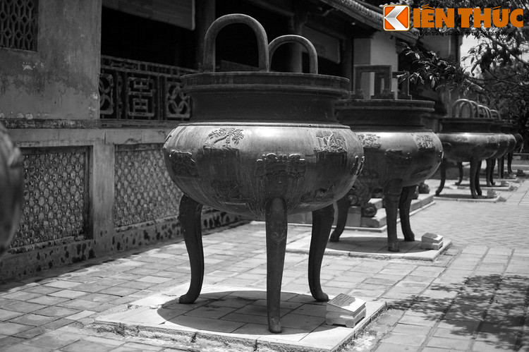 Theo quan niệm phương Đông, số 9 là con số thiêng liêng, tượng trưng cho Trời, cho sự hoàn thiện tuyệt đối, cho quyền uy và sức mạnh của người đứng đầu thiên hạ. Vì lý do đó, nhiều công trình nổi tiếng ở Cố đô Huế, trong đó có Cửu Đỉnh, gắn với số 9.