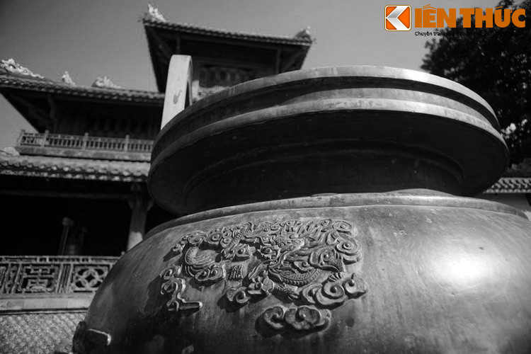 Các hình ảnh khắc trên từng chiếc Đỉnh được xếp thành 3 tầng trên - dưới - giữa. Một số nhà nghiên cứu cho rằng, đây là cách sắp xếp theo hình quẻ Càn, quẻ tượng trưng cho Trời trong Kinh Dịch, thể hiện rằng những chiếc đỉnh là hiện thân của đạo Trời.