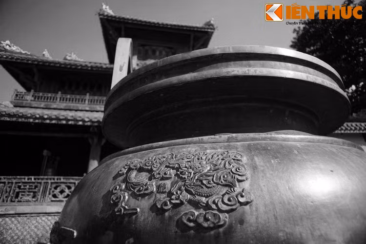 Các hình ảnh khắc trên từng chiếc Đỉnh được xếp thành 3 tầng trên - dưới - giữa. Một số nhà nghiên cứu cho rằng, đây là cách sắp xếp theo hình quẻ Càn, quẻ tượng trưng cho Trời trong Kinh Dịch, thể hiện rằng những chiếc đỉnh là hiện thân của đạo Trời.