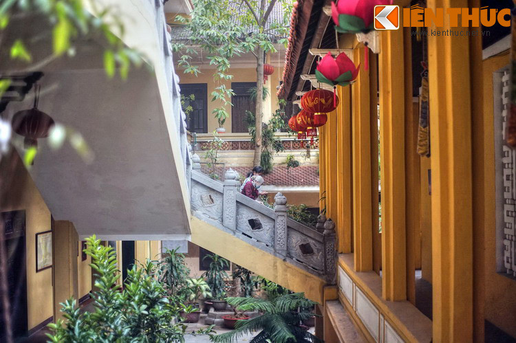 Nhà thờ Tổ nằm phía sau, nối với chính điện bằng hai dãy cầu thang. Đây là nơi thờ Lịch Đại Tổ Sư của Phật giáo Việt Nam. Ngoài ra chùa còn có gian thờ Thiền sư Minh Không và một số nhân vật lịch sử khác...