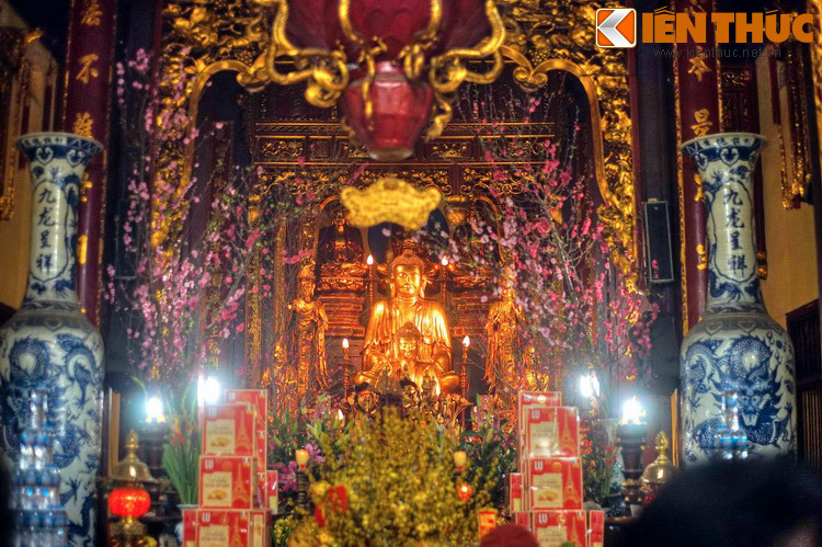 Vì sứ thần các nước này theo đạo Phật nên một ngôi chùa đã được dựng trong khuôn viên Quán Sứ để họ có điều kiện hành lễ. Theo các biến động của thời cuộc, nhà Quán Sứ không còn, nhưng ngôi chùa thì vẫn tồn tại để phục vụ nhu cầu tín ngưỡng của người dân, được gọi là chùa Quán Sứ.