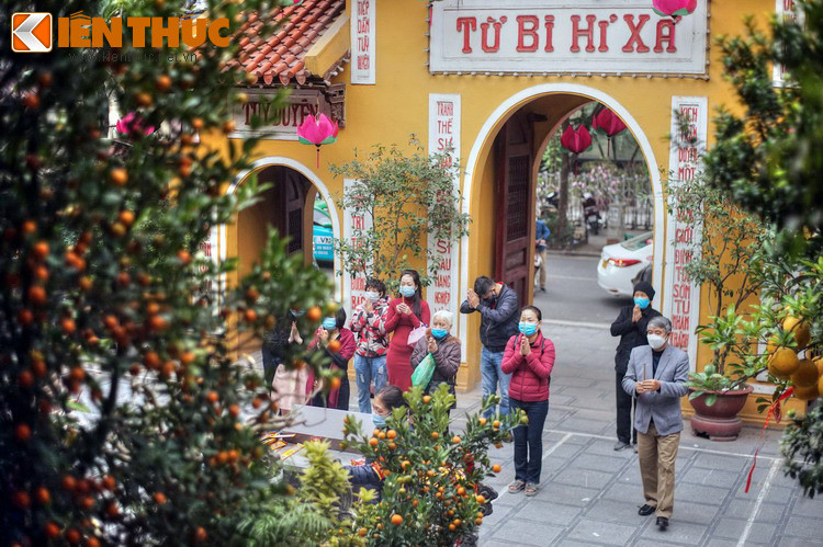 Một nét đặc sắc trong bài trí kiến trúc của chùa Quán Sứ sự hiện diện của nhiều câu đối bằng chữ quốc ngữ. Đây cũng là một trong số ít ngôi chùa cổ ở Hà Nội duy trì đức tin Phật giáo thuần túy, không dung hợp với các tín ngưỡng bản địa như thờ mẫu tam tứ phủ.