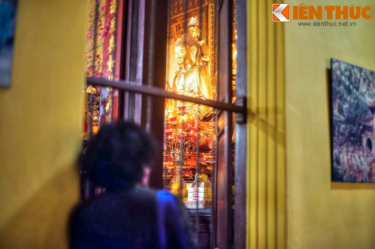 Điện Phật của chùa Quán Sứ được bài trí tôn nghiêm, các pho tượng khá lớn và được thếp vàng lộng lẫy. Tầng cao nhất đặt tượng Tam thế Phật. Tầng kế tiếp là tượng Phật A-di-đà, hai bên là tượng Quan Thế Âm và Đại Thế Chí. Dưới đó là tượng Phật Thích ca, hai bên là A-nan-đà và Ca-diếp.