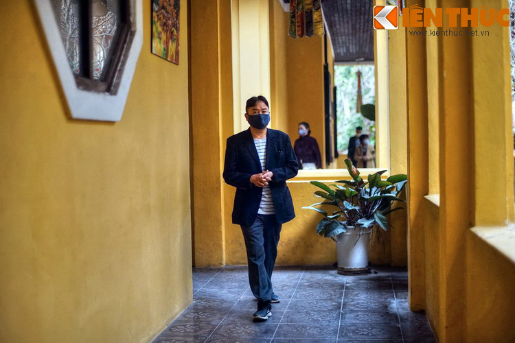 Về tổng quan, kiến trúc chùa Quán Sứ là sự kết hợp hài hòa giữa truyền thống và hiện đại. Tam quan của chùa có ba tầng mái, nằm giữa là lầu chuông. Tòa chính điện nằm trên nền cao, hình vuông, xung quanh có hành lang.