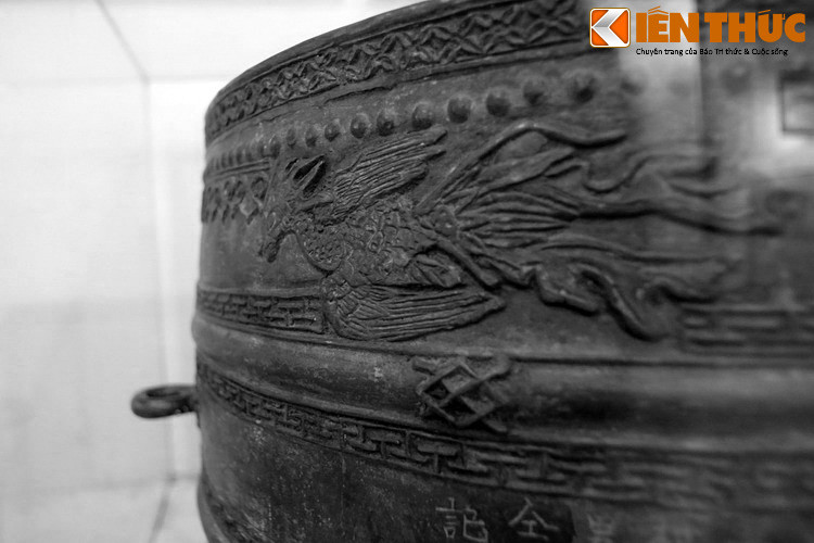 Ngoài ra, cách thức trang trí trên trống đồng Cảnh Thịnh cũng gợi nhắc tới văn hóa Đông Sơn, với hình chim phượng đang dang cánh bay tương tự chim lạc, vòng tròn trên mặt trống là ước lệ về mặt trời, gần với mặt trời nhiều tia trên trống đồng Việt cổ.