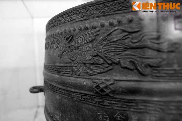 Ngoài ra, cách thức trang trí trên trống đồng Cảnh Thịnh cũng gợi nhắc tới văn hóa Đông Sơn, với hình chim phượng đang dang cánh bay tương tự chim lạc, vòng tròn trên mặt trống là ước lệ về mặt trời, gần với mặt trời nhiều tia trên trống đồng Việt cổ.