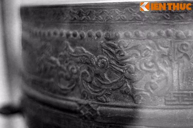 Đáng chú ý trong cách thể hiện các đề tài này là nghệ thuật cách điệu hóa qua đồ án các linh vật như hình lá hóa Rồng, lá hóa thao Thiết… Việc lấy hoa lá cỏ cây để cách điệu thành các linh vật như vậy là trường hợp đầu tiên được ghi nhận trong nghệ thuật cổ Việt Nam.