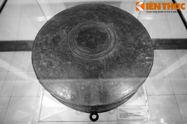 Trống đồng Cảnh Thịnh được đúc bằng đồng năm 1800 dưới triều vua Cảnh Thịnh (Nguyễn Quang Toản, con trai hoàng đế Quang Trung - Nguyễn Huệ) theo kỹ thuật khuôn sáp. Trống nặng 32 kg, cao 37,4 cm, đường kính khoảng 49 cm.