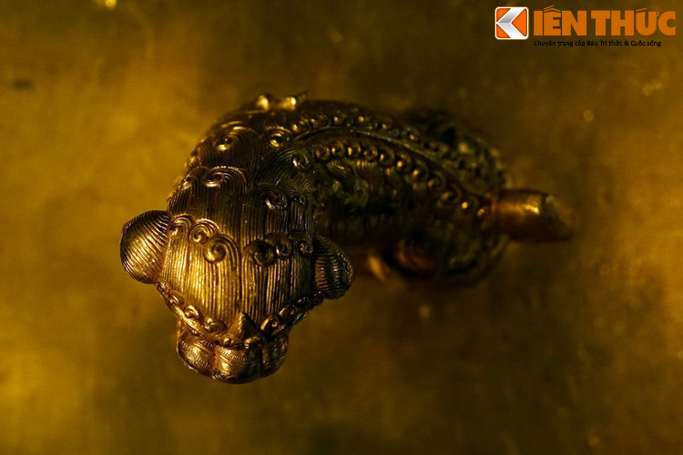 Khi chúa Nguyễn chạy về Ba Lai, người mang ấn lội qua sông, ấn rơi xuống nước, rồi người lội sau vướng chân chạm phải, lại mò lấy được. Nguyễn Ánh – Gia Long phiêu bạt sang Xiêm, cũng sai cận thần vượt biển lên bờ giấu ấn vào nơi cẩn mật, khi thấy yên ổn mới sai người về nước lấy ấn.