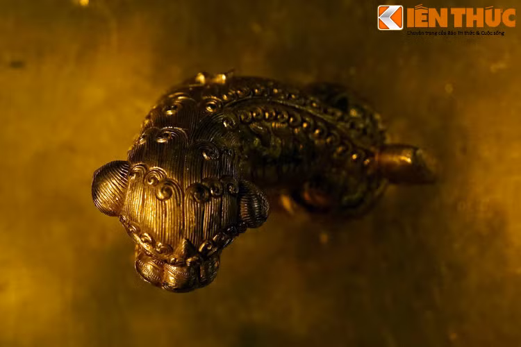 Khi chúa Nguyễn chạy về Ba Lai, người mang ấn lội qua sông, ấn rơi xuống nước, rồi người lội sau vướng chân chạm phải, lại mò lấy được. Nguyễn Ánh – Gia Long phiêu bạt sang Xiêm, cũng sai cận thần vượt biển lên bờ giấu ấn vào nơi cẩn mật, khi thấy yên ổn mới sai người về nước lấy ấn.