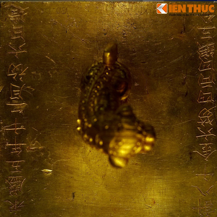 Sau khi lên ngôi, vua Gia Long ra chỉ dụ rằng chiếc ấn sẽ là vật truyền ngôi: “Ấn báu này các đời truyền nhau, ngày xưa đã trải nhiều phen binh lửa, người chẳng chắc còn, mà ấn này vẫn cứ giữ trọn trước sau, chiếu văn và bổ dụng quan lại đều dùng ấn này, giữ tín trong nước, ai cũng hưởng ứng. Ấn này quan hệ với quốc gia không nhỏ”.