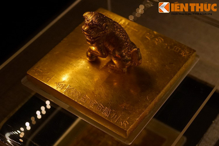 Cụ thể, sách Đại Nam thực lục chép về bảo ấn này như sau: “Mùa đông, tháng 12, ngày Nhâm Dần, đúc Quốc bảo. Năm ấy đúc xong, về sau liệt thánh truyền nhau lấy làm quốc bảo. Đến khi Duệ Tông Hiếu định Hoàng đế (tức chúa Nguyễn Phúc Thuần) vào Nam, cũng đem ấn ấy đi theo...”.