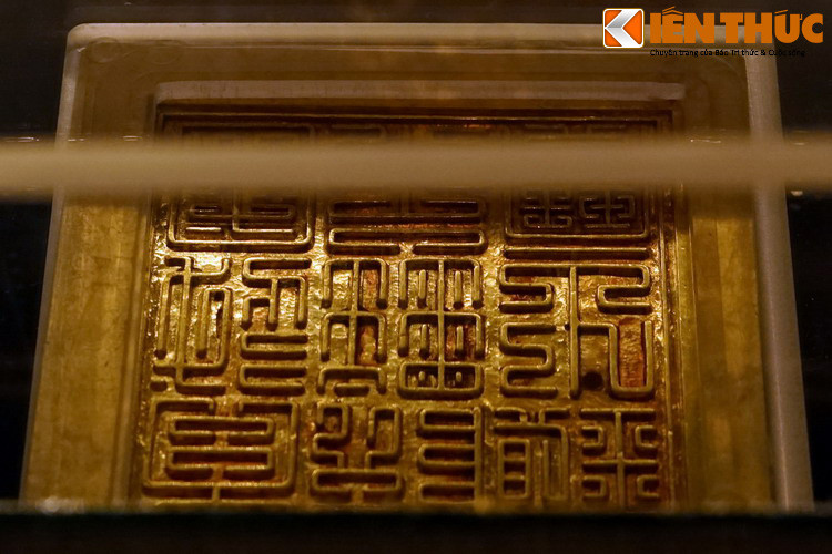 Vì chiếc ấn có vai trò quan trọng như vậy nên khi vừa kế nghiệp, vua Minh Mạng mới “tự tay phong kín cất đi. Đến năm Đinh Dậu thứ 18 ngày 22 tháng chạp lại mở xem một lần rồi viết chữ son niêm lại để cất như cũ, dùng để truyền cho ức muôn đời”.