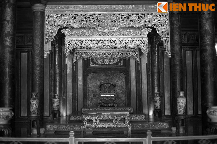 Nhiều công trình to lớn ở Huế đã bị phá hủy trong một thế kỷ đầy biến động đó. Nhưng chiếc ngai vàng cao 101 cm, rộng 72 cm, dài 87 cm vẫn không dịch chuyển, không bị sứt mẻ một vết nào.