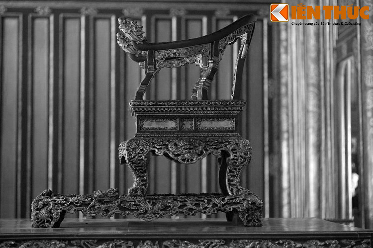 Giai đoạn sau đó, ngai vàng trong điện Thái Hòa trở thành chứng nhân của sự kiện kinh thành thất thủ năm 1885, sự kết thúc chế độ phong kiến năm 1945, cuộc chiến ác liệt chống thực dân Pháp năm 1946–1947, trận Mậu Thân năm 1968 và chiến dịch giải phóng Huế năm 1975.