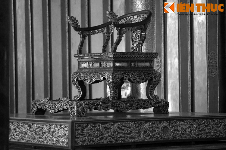 Trong suốt lịch sử tồn tại của mình, ngai vàng của các vua Nguyễn đã chứng kiến nhiều biến cố làm rung chuyển cả đất nước. Tiêu biểu là câu chuyện “Bốn tháng ba vua”, giai đoạn đen tối nhất trong lịch sử nhà Nguyễn.