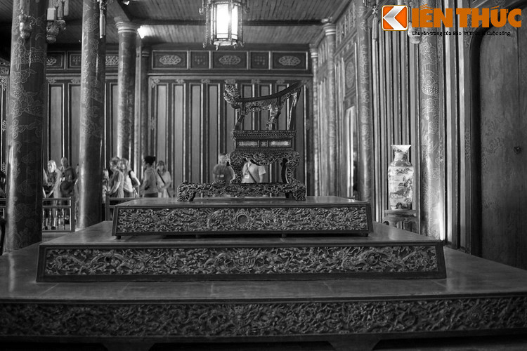 Chuyện này xảy ra sau khi vua Tự Đức băng hà, có tâm điểm là chiếc ngai vàng đã đề cập. Khi đó, vua Dục Đức chỉ ngồi trên ngai được ba ngày thì bị giam và bỏ đói đến chết. Vua Hiệp Hòa giữ ngai được bốn tháng thì bị xử tử. Vua Kiến Phúc thì đau ốm triền miên và chết sau 8 tháng ở ngôi.