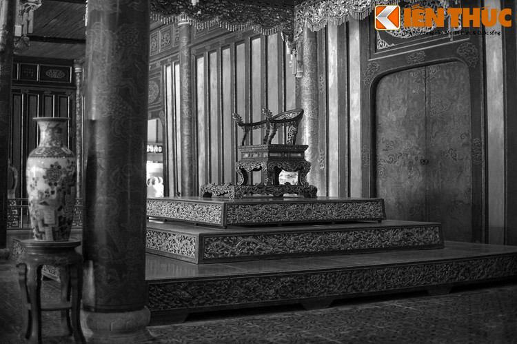 Nằm ở trung tâm Hoàng thành Huế, điện Thái Hòa là nơi lưu giữ chiếc ngai vàng đã được truyền qua 13 đời vua Nguyễn. Chiếc ngai này có một số phận rất kỳ lạ, khiến hậu thế không khỏi ngạc nhiên khi chiêm nghiệm. (Hình ảnh được chụp với sự đồng ý của Trung tâm Bảo tồn Di tích Cố đô Huế).