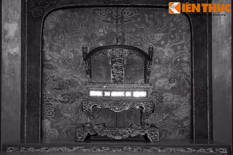 Bà Huỳnh Thị Anh Vân, Giám đốc Bảo tàng Cổ vật cung đình Huế nhận xét: "Điều kỳ lạ là sau những biến cố của lịch sử, chiếc ngai vẫn đang còn đó. Cũng có thể không được khảm kim châu, ngọc quý nên không bị lấy mất".